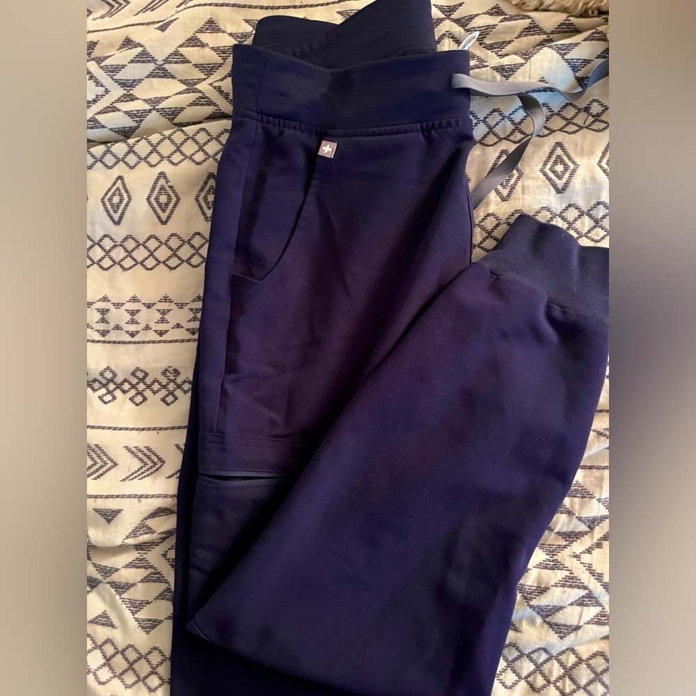 Figs jogger in Navy